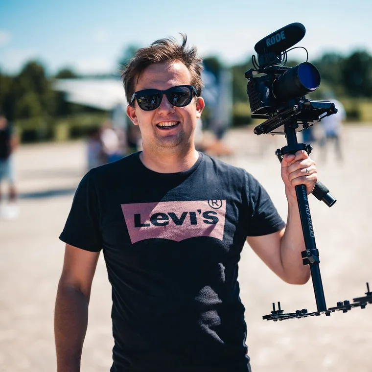 Matěj s filmovou kamerou na stabilizátoru